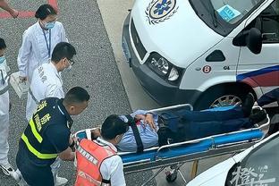 阿森纳女足夺冠夜纠心一幕！球员弗里达在比赛中晕倒送医院急救